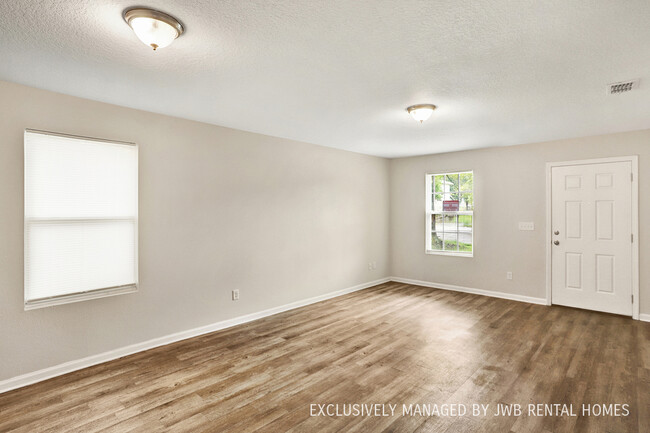 Building Photo - 862 Robinson Ave