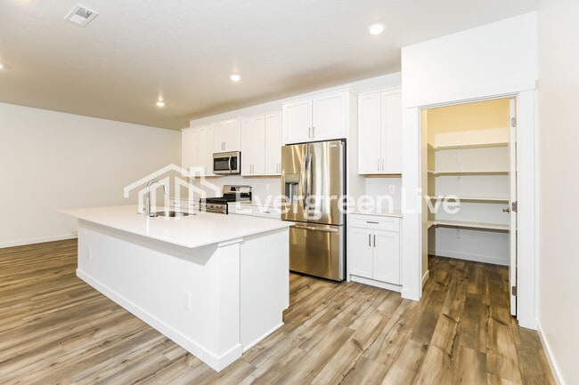 Building Photo - 308 Ravello St