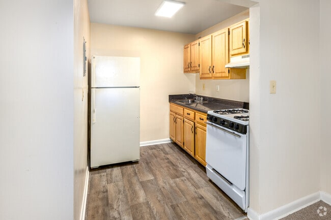 2BR, 2BA - 988SF - Kitchen - Thayer Terrace