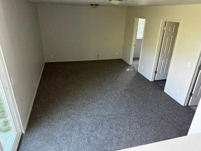 Building Photo - 460 Country Club Dr