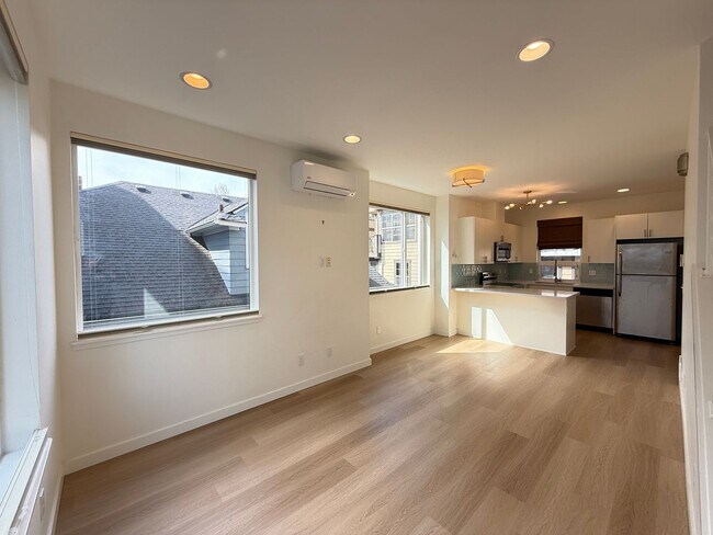 Foto del edificio - Spacious 2 bed 2.5 bath home in West Seattle