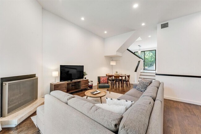 Foto del edificio - 5990 Lindenshire Ln