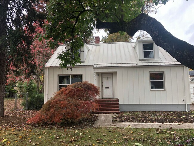 Building Photo - Beautiful custom 3 bedroom 2 bath modern f...