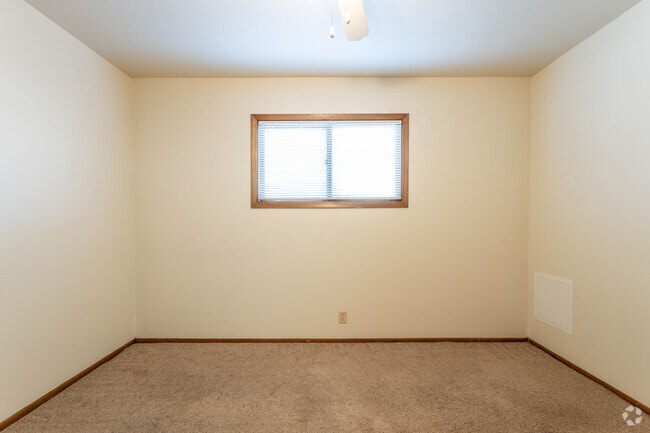 1BR, 2BA - 520SF - 5006-08 California St