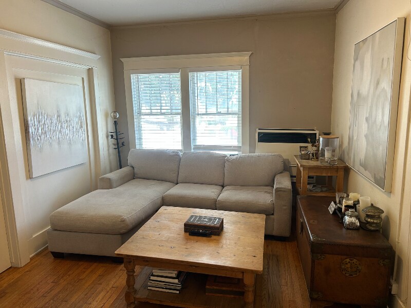 Foto del edificio - 243 Hollister Ave