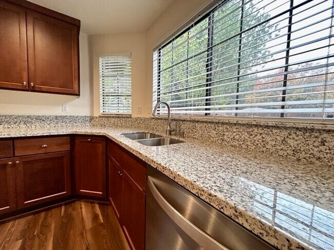 Building Photo - Gorgeous home located in Folsom!