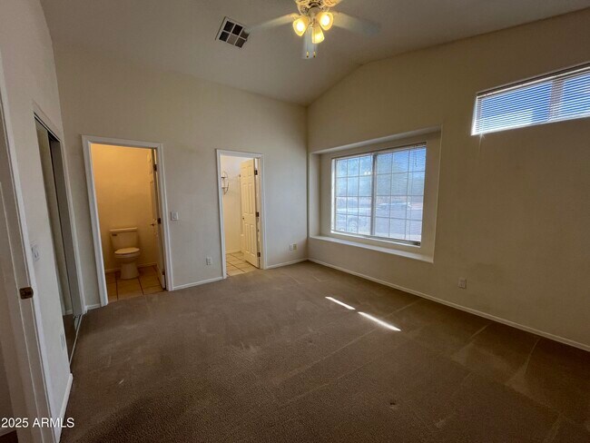 Foto del edificio - 8900 E Rainier Dr
