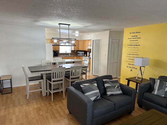 Building Photo - Fully Furnished 2/2 Condo!