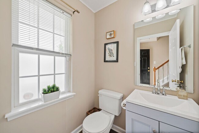 Foto del edificio - 2 Bd/2.5 Ba Home w/ Fenced Yard w/i Minutes of Downtown Durham!