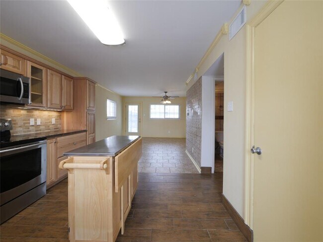 Building Photo - 1207 W Wall St