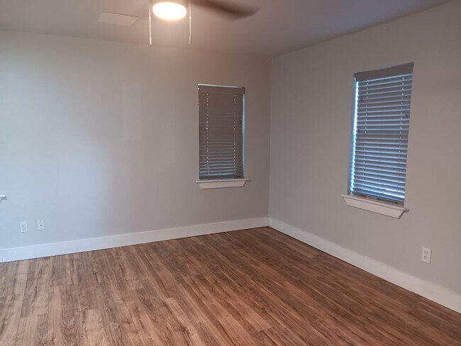 Building Photo - Remodeled & Cozy