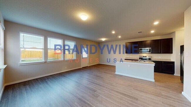 Building Photo - NEWER TOWNHOME