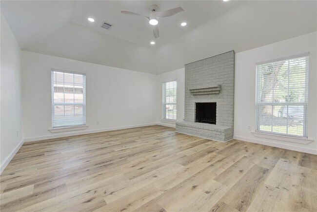 Foto del edificio - 3223 Cherry Hills Dr