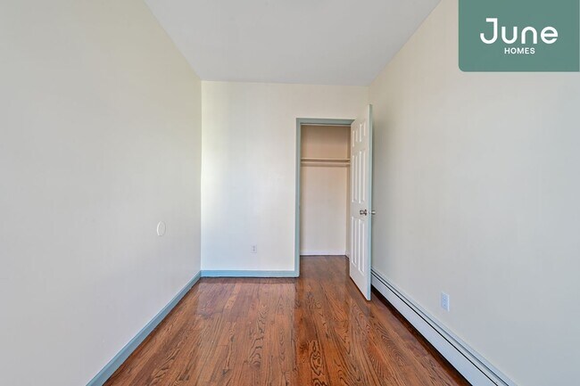 Building Photo - ROOM ONLY in 3-bed/1.0-bath Home