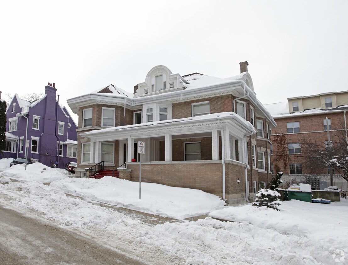 Building Photo - 626 Henry St