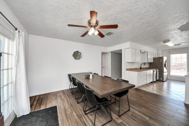 Foto del edificio - 7414 Battlewood Dr