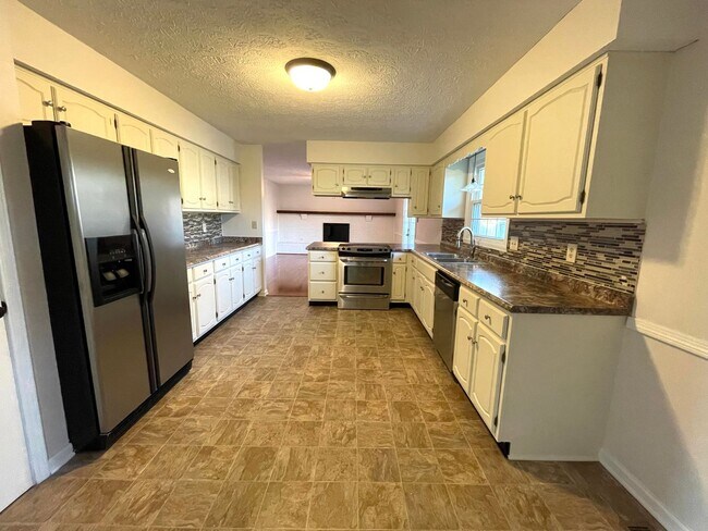 Foto del edificio - 3 Bedroom Home in Fishers with Bonus Room!