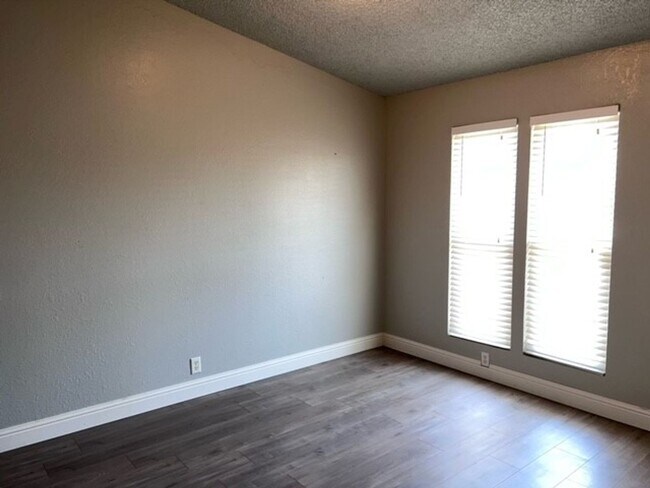 Foto del edificio - Laminate flooring throughout. Solar panels...