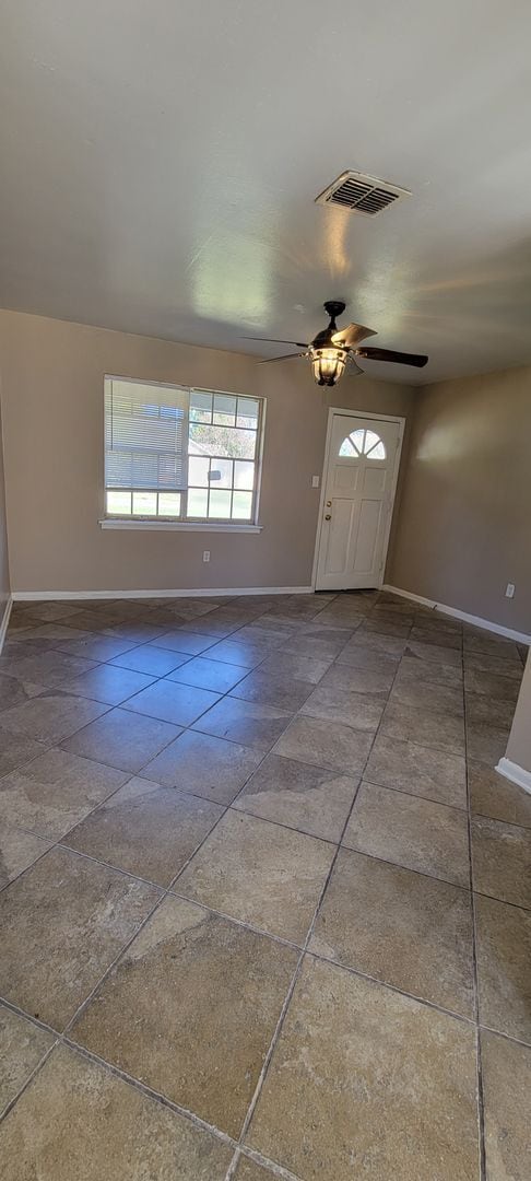 Building Photo - Very nice 4 bedroom/2 bath house with oven and dishwasher!