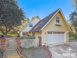 Building Photo - 849 Oak Ln