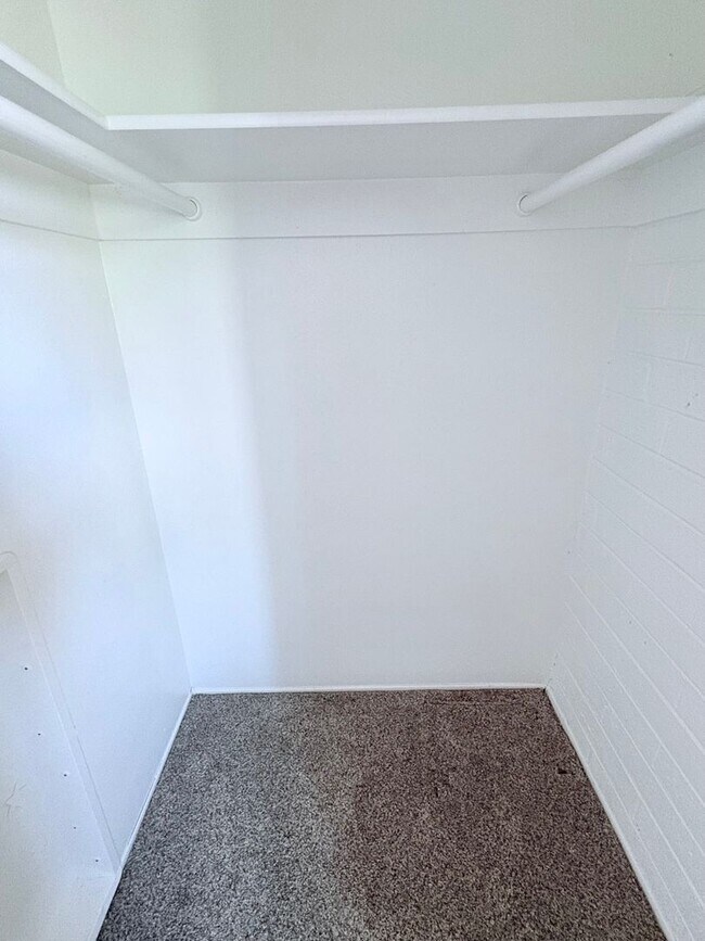 Foto del edificio - 3 Bed/2 Bath home with backyard and swimming pool!