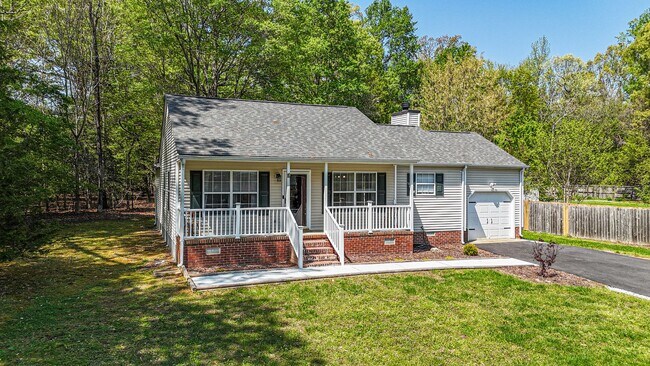 Building Photo - Attractively Remodeled and Refreshed 3 Bed...