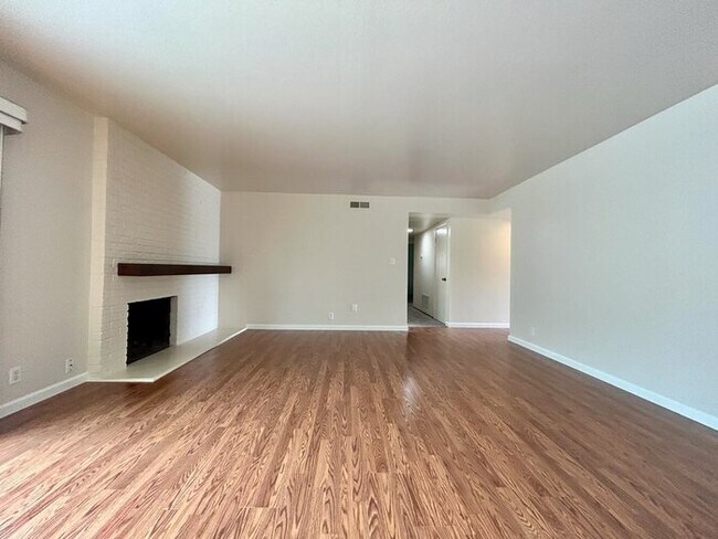 Building Photo - Don't miss this spacious 4 bed 2.5 bath ho...