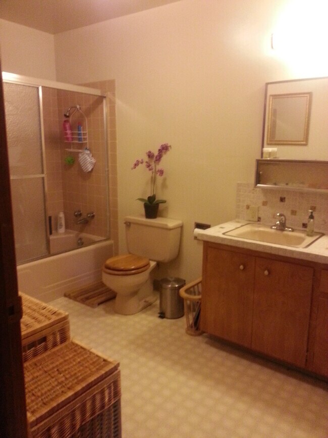 Building Photo - 3 Bd/2 Ba Spacious home on Sunnyside Hill!