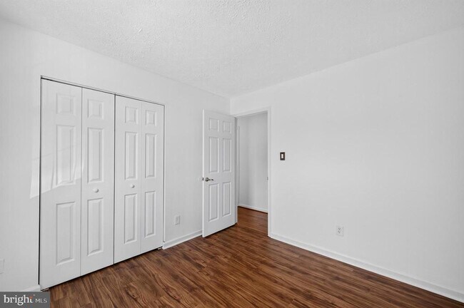 Foto del edificio - 13296 Hollinger Ave