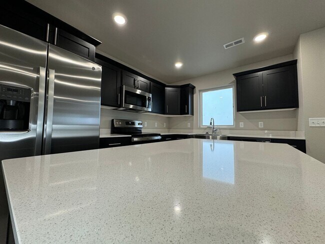 Building Photo - Exquisite 3-Bedroom Home with Modern Elega...