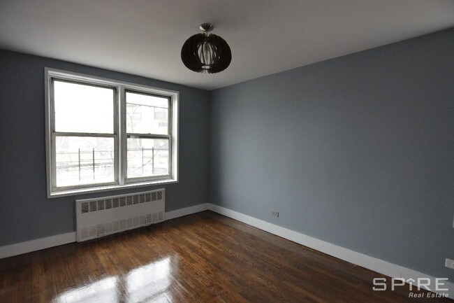 Building Photo - 557 E 21st St