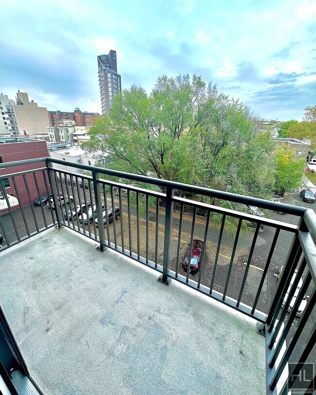 Expansive Luxury Doorman Studio! Room for Rent in Queens, NY