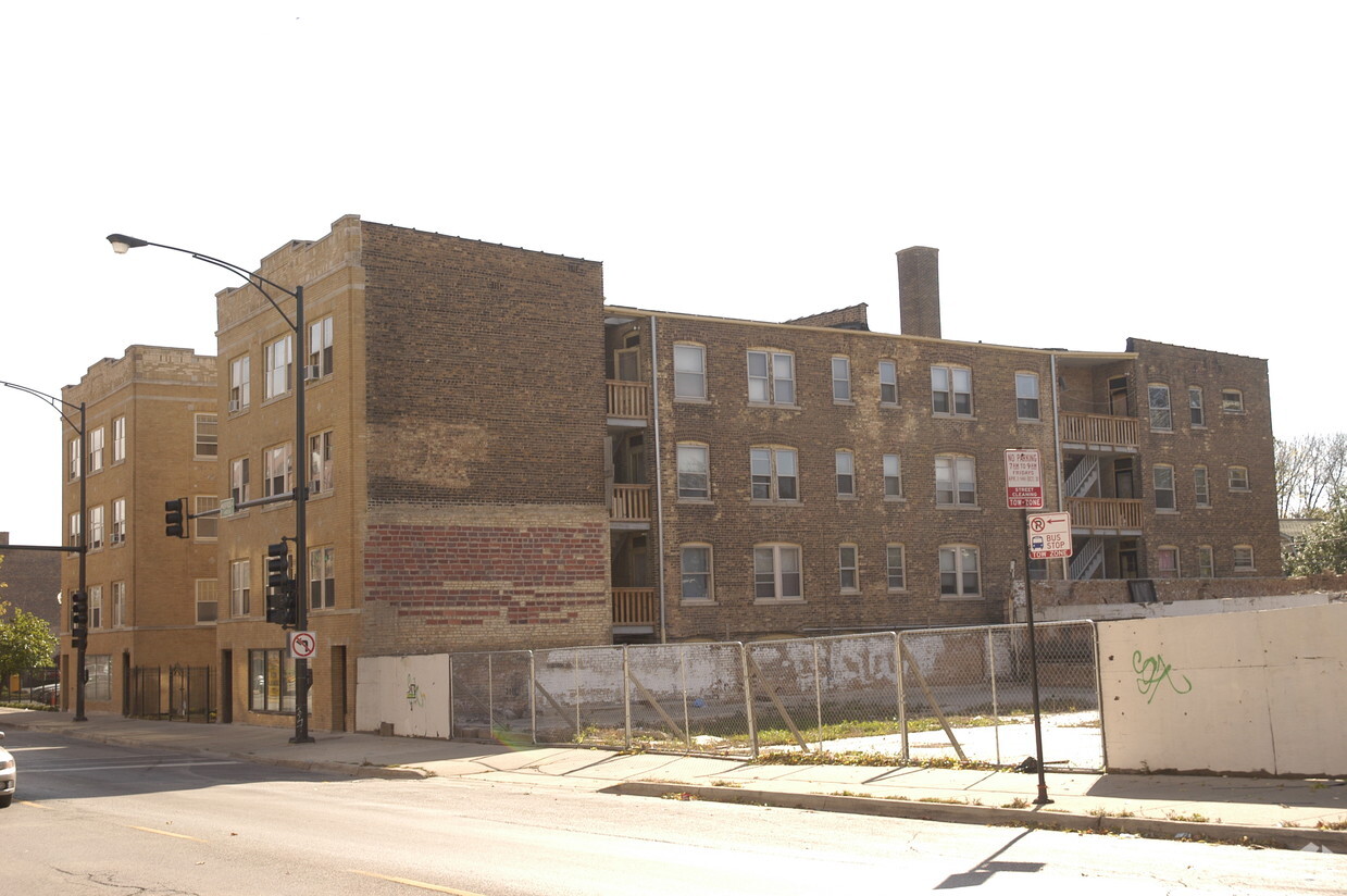 Primary Photo - Montrose Apartments