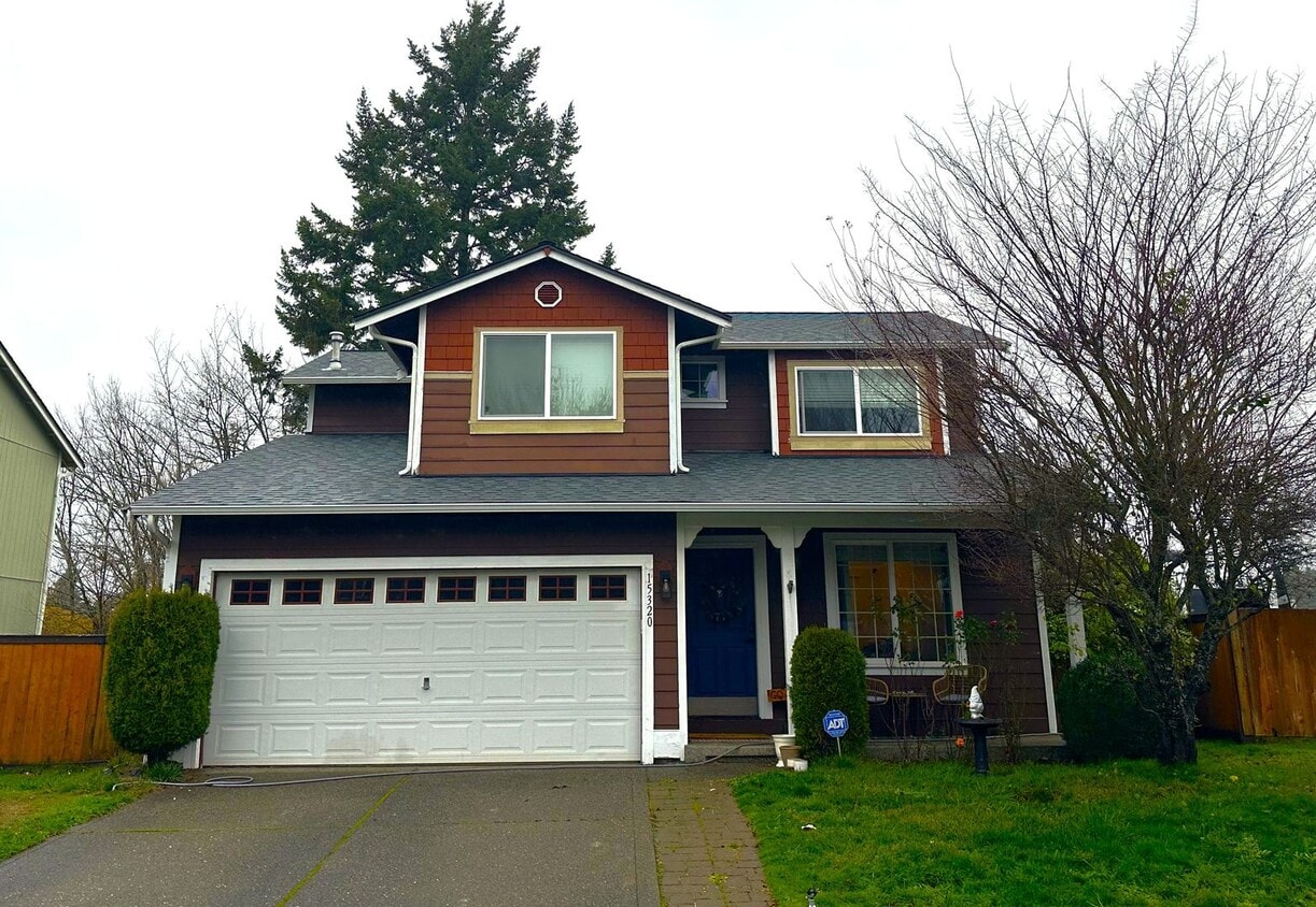 Foto principal - Beautiful 3BR / 2.5BA Near JBLM — Available December 23rd