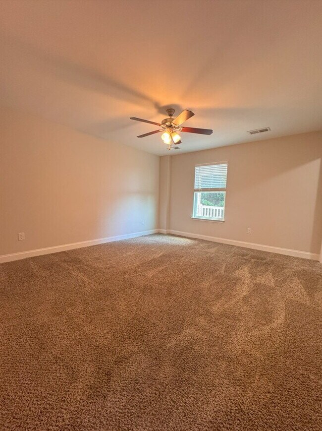 Building Photo - Inquire today on how to get FREE rent!