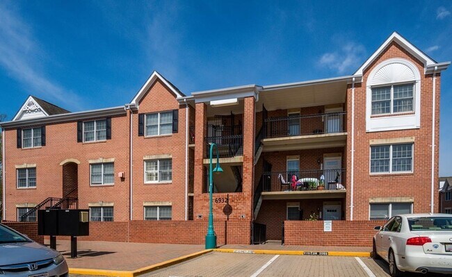 Building Photo - 6932 Fairfax Dr