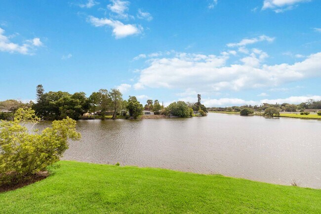 Foto del edificio - Beautiful furnished 2/2 condo with stunning water view available May 2026 for a short-term stay