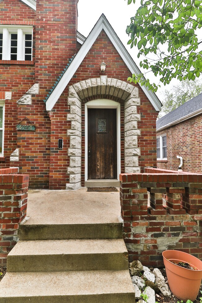 Building Photo - 5744 Lansdowne Ave