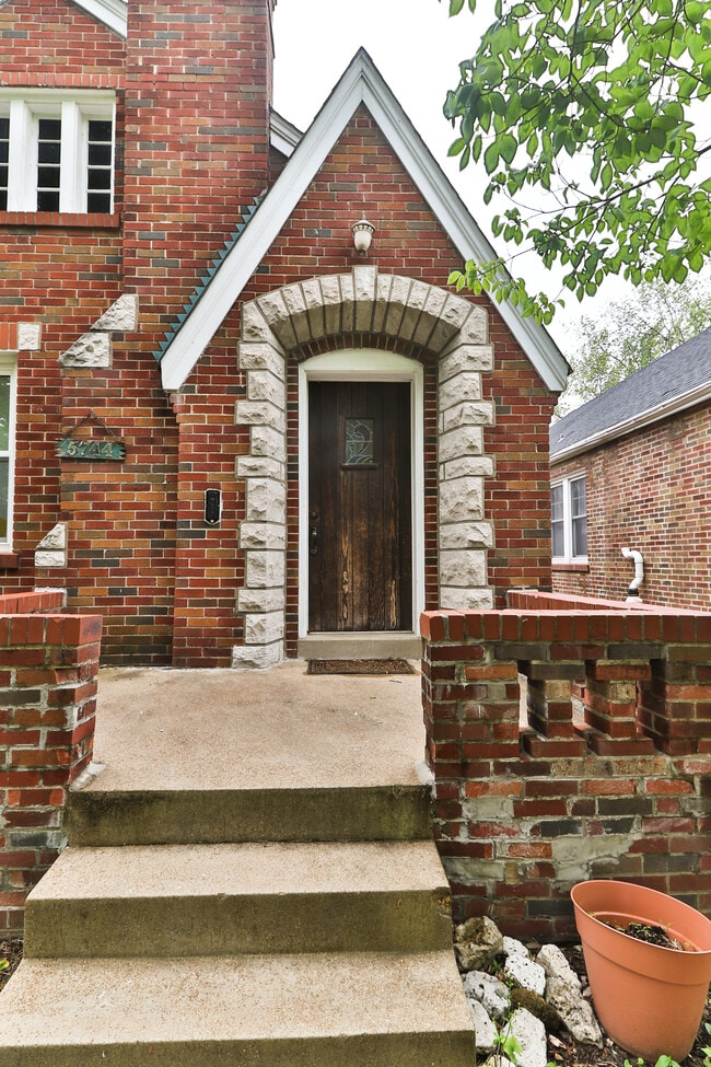 Foto del edificio - 5744 Lansdowne Ave