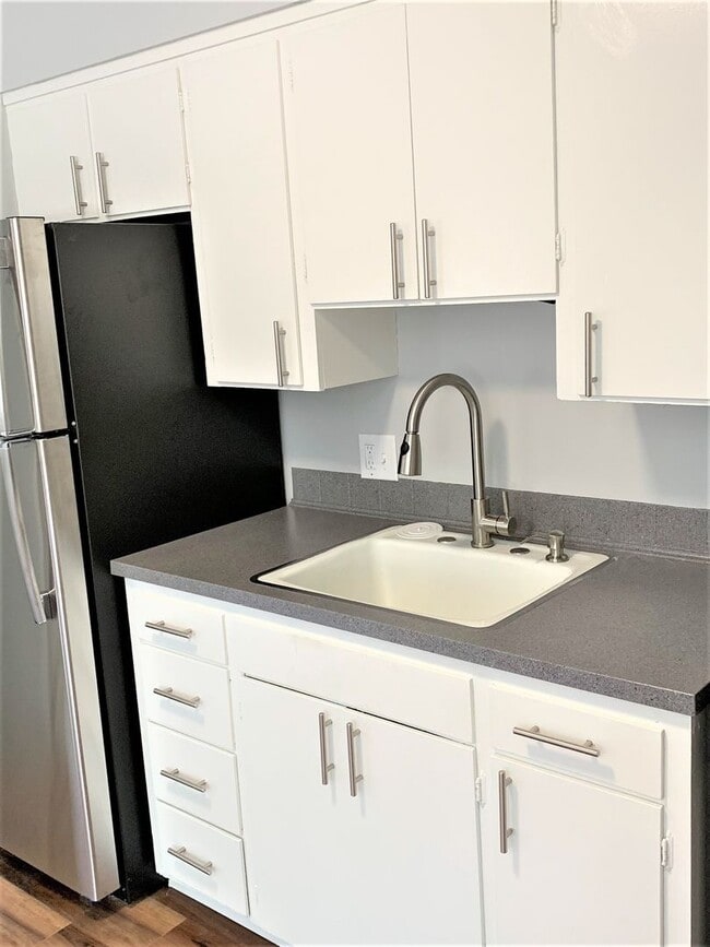 Building Photo - Recently Renovated One Bedroom In Awesome University Location!