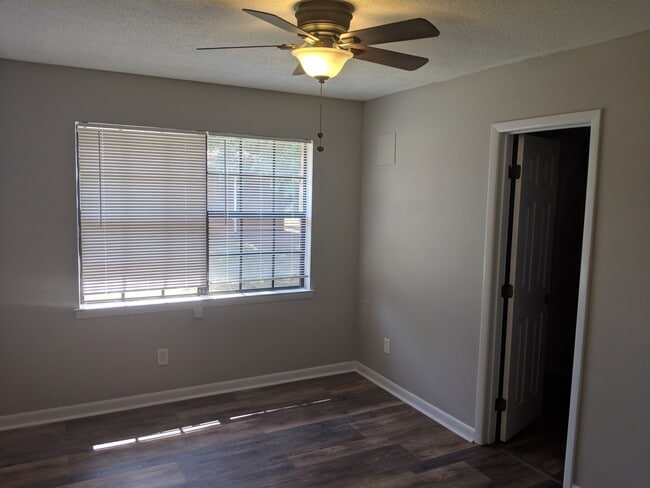 Building Photo - 213 S Oak Ave