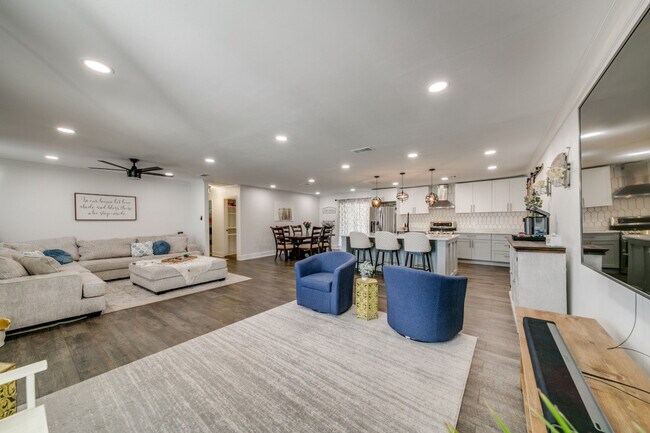 Building Photo - 754 Guadalupe Dr