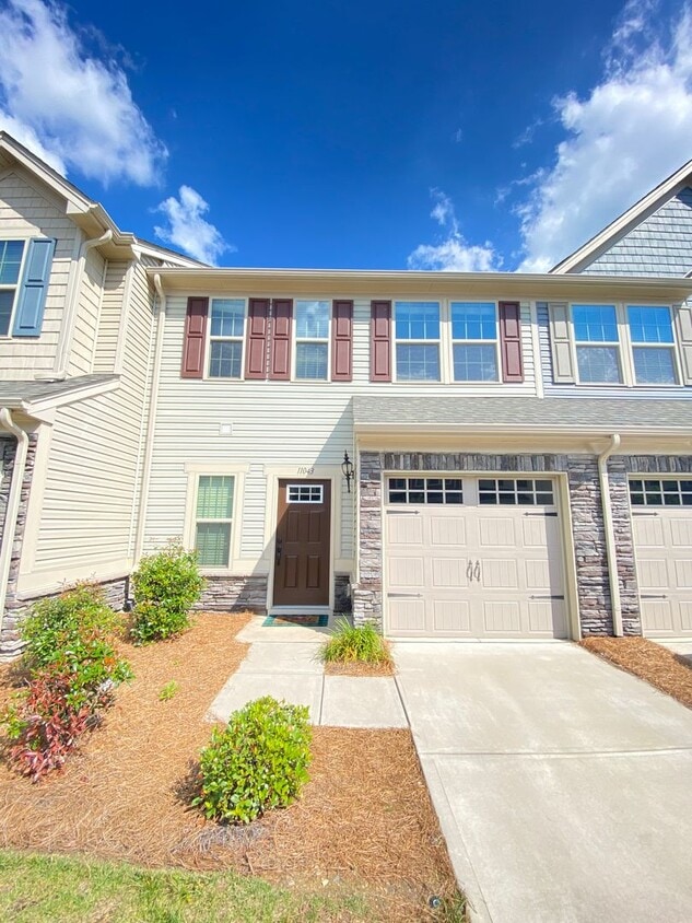 Primary Photo - 3bed/2.5ba townhome Ideally Located betwee...