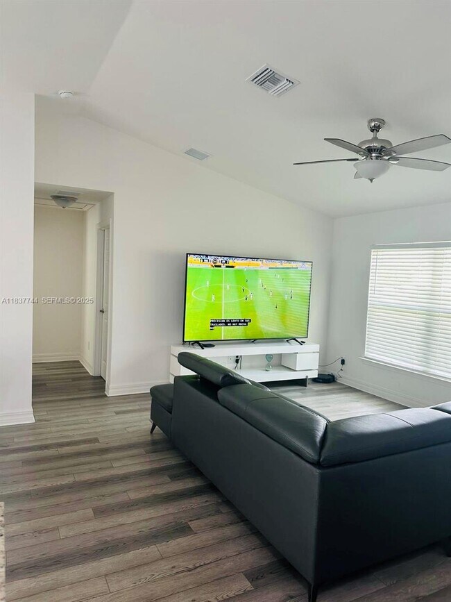 Foto del edificio - 2524 NE 5th Ave