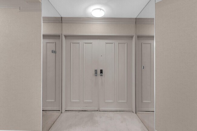 Building Photo - 910 Island Dr
