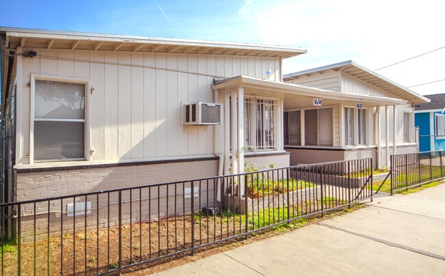 Building Photo - 1634 Walnut Ave