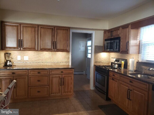 Building Photo - 18 S Oakland Ave