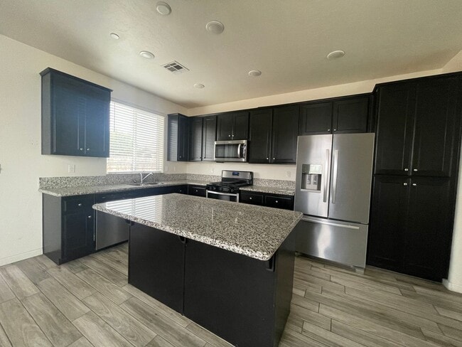 Foto del edificio - Newer home in gated community in Visalia