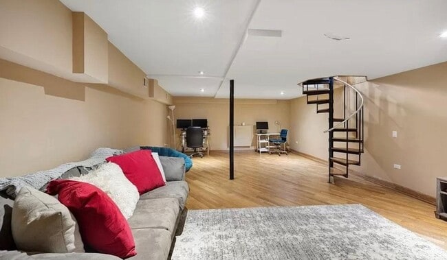 LowerLevelFamilyRoom - 1622 N Sedgwick St