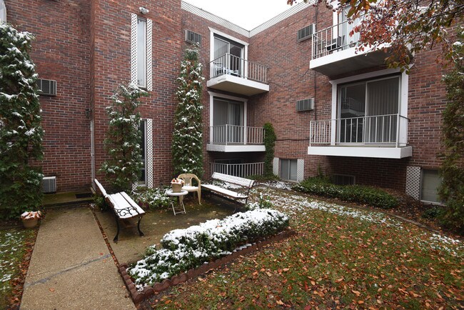 Foto del edificio - 107 W Lawrence Ave